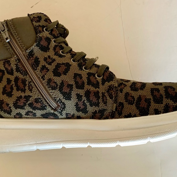 Clark’s Cloud Stepper Animal Print Tennis Shoe Hightop Size 9.5 - Picture 2 of 11